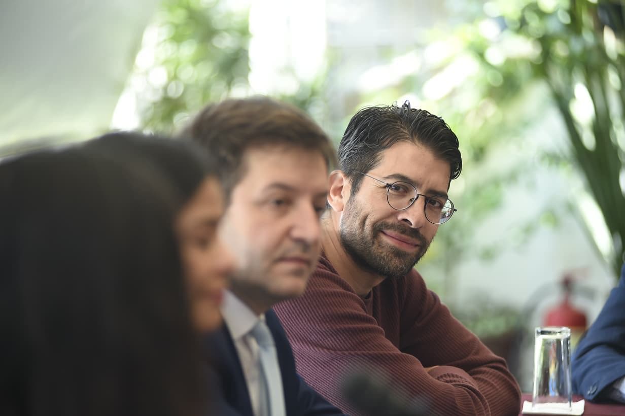 Ángel Tamariz en reunión de trabajo